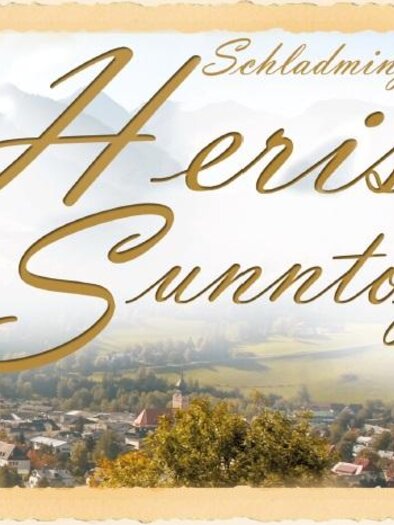 Ein malerisches Dorf in den Bergen mit einem schönen Ausblick auf die umliegende Landschaft. Der Schriftzug "Schladminger Herist Sunntog" ist prominent dargestellt. | © Quelle