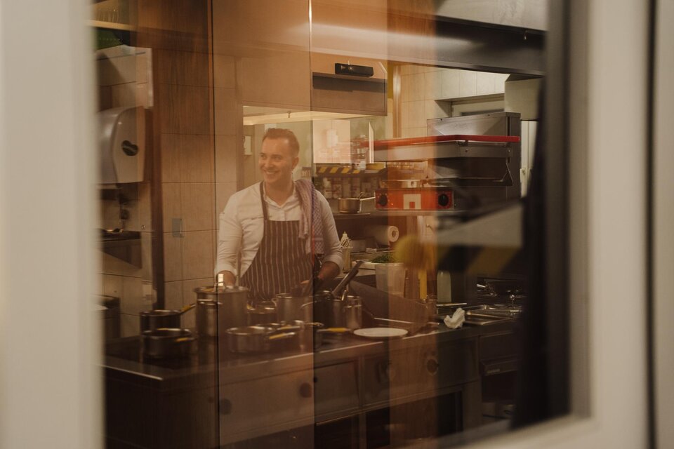 Blick hinter die Kulissen: Hans-Peter Fink jun. bei der Arbeit in der Küche – authentische Einblicke in die Zubereitung kulinarischer Köstlichkeiten. | © Fink's Restaurant
