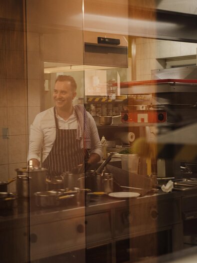 Blick hinter die Kulissen: Hans-Peter Fink jun. bei der Arbeit in der Küche – authentische Einblicke in die Zubereitung kulinarischer Köstlichkeiten. | © Fink's Restaurant