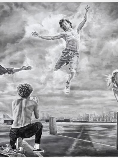 Eine dynamische Szene mit mehreren jungen Menschen, die akrobatische Tricks auf einer urbanen Fläche ausführen. Im Hintergrund sind Wolken und Stadtgebäude sichtbar. | © Andreas Stern
