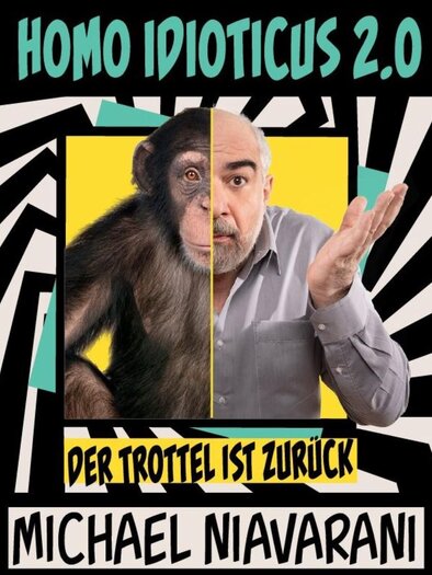 Plakat für das Kabarettprogramm „Homo Idioticus 2.0“ von Michael Niavarani. Zu sehen ist eine geteilte Darstellung eines Schimpansen und Michael Niavarani vor gelbem Hintergrund, ergänzt durch den Schriftzug „Der Trottel ist zurück“. | © Michael Niavarani