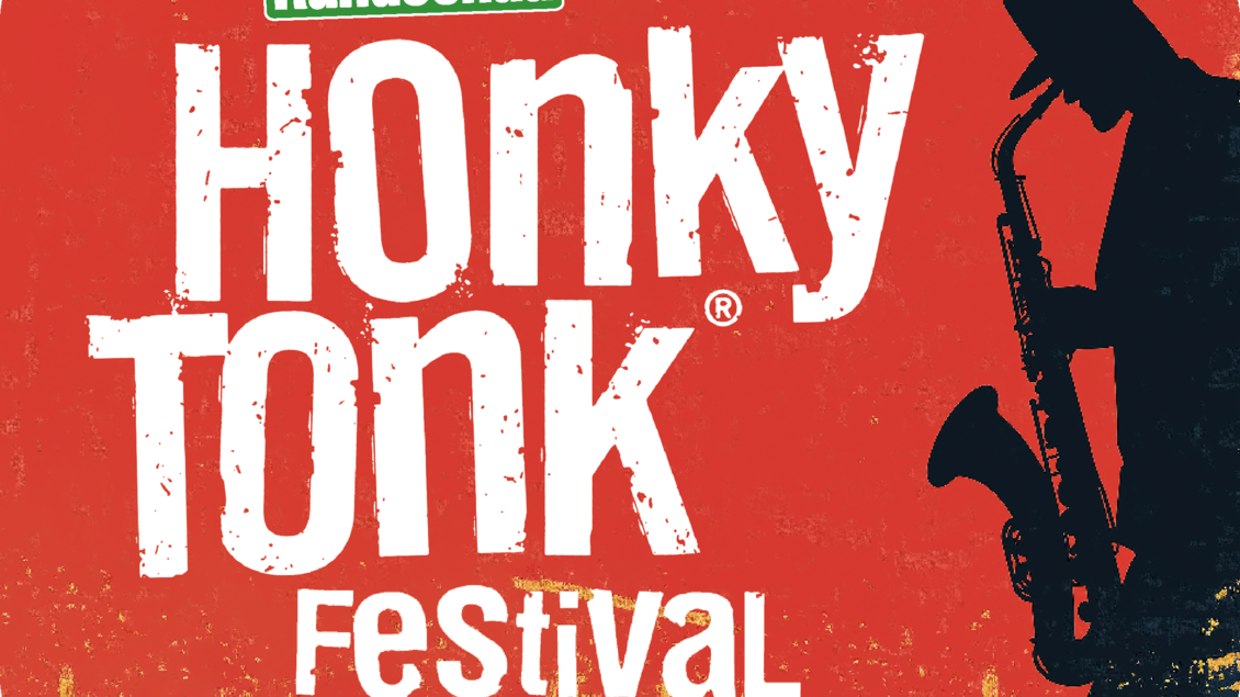 Ein Plakat für das Honky Tonk Festival. Es zeigt einen Saxophonspieler vor einem roten Hintergrund. | © Mema Medien Marketing GmbH