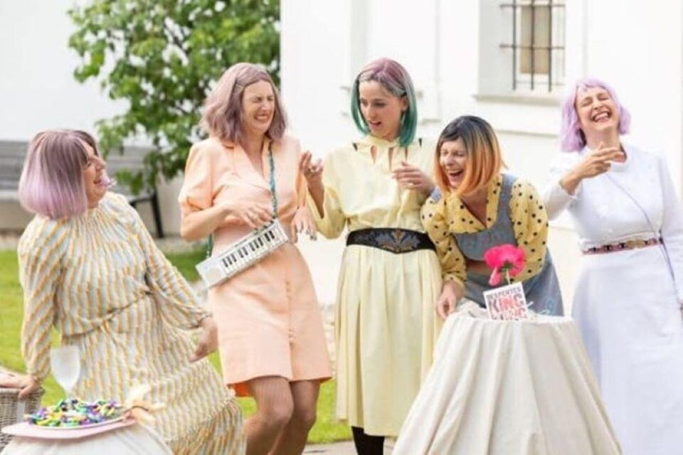 Eine Gruppe von fünf Frauen mit bunten Haaren feiert fröhlich im Freien. Sie tragen modische Outfits und lachen miteinander. | © Nikola Milatovic