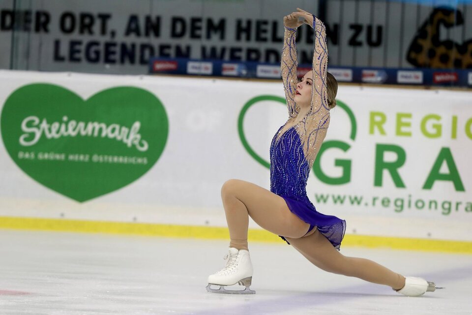 <p><p>Eiskunstläuferin in blauen Kleid</p></p> | © gepapictures