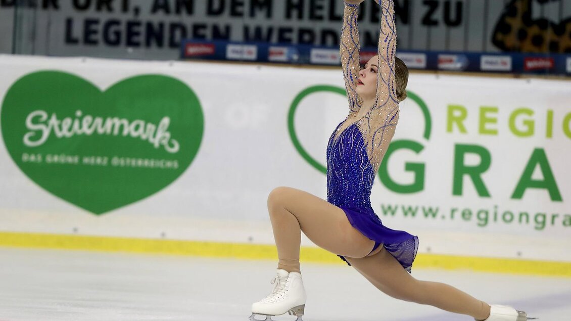 <p><p>Eiskunstläuferin in blauen Kleid</p></p> | © gepapictures