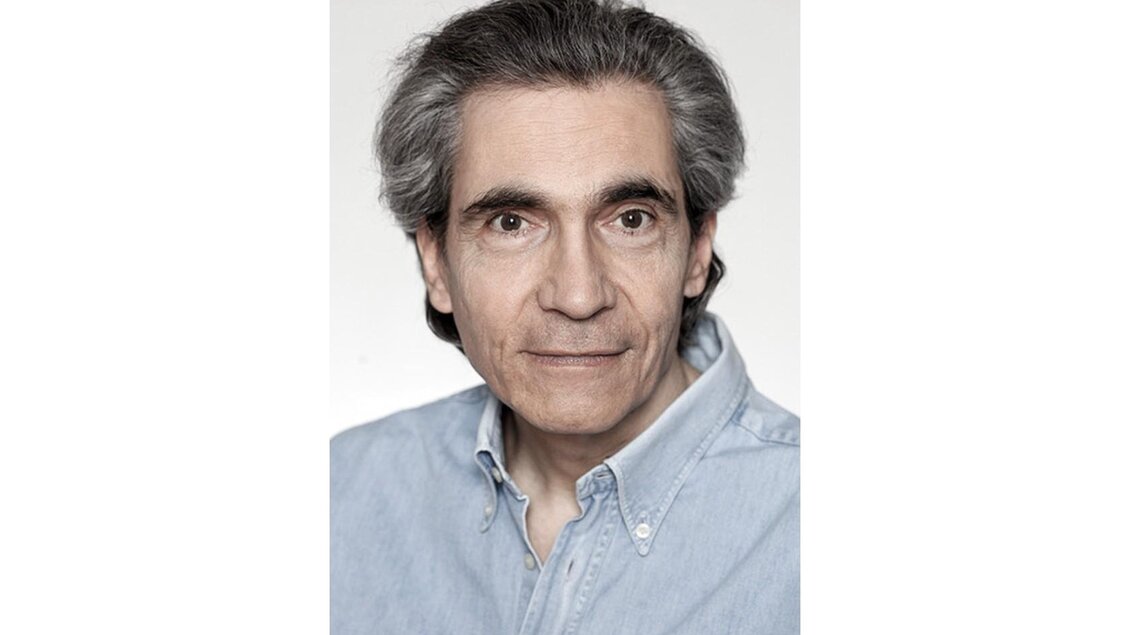<p>Pierre Dominique Ponelle im Portrait schaut direkt in die Kamera.</p> | ©  Theiss