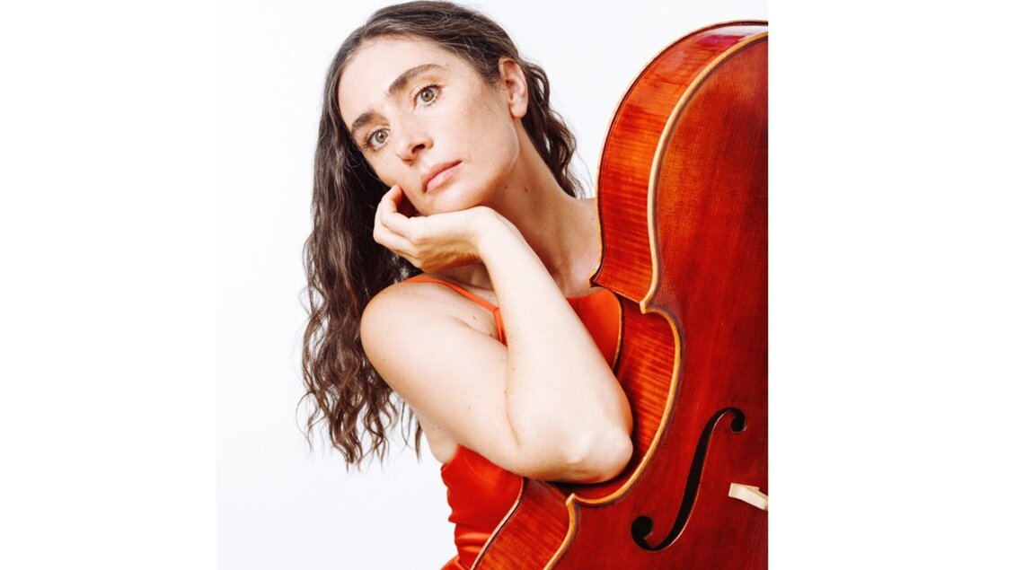 <p>Anna Lang schaut nachdenklich in die Kamera und hält ein Cello. Sie begleitet den Abend im Gabillonhaus musikalisch.</p> | ©  Maria Frodl