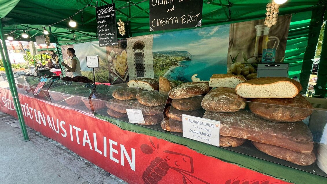 Frisch gebackenes Ciabatta und Olivenbrot aus Italien werden am "Mercato Italiano" in Bad Aussee zum dortigen Verzehr oder zum mitnehmen angeboten. | © TVB Ausseerland Salzkammergut_Nathalie Schröttenhamer