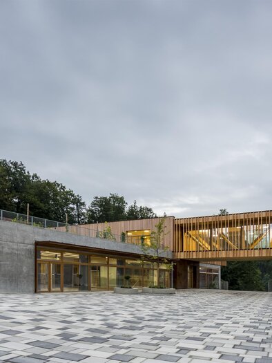 Modern marketplace in Thal with village center and open space for the Jakobikirtag. | © HelgeOSommer
