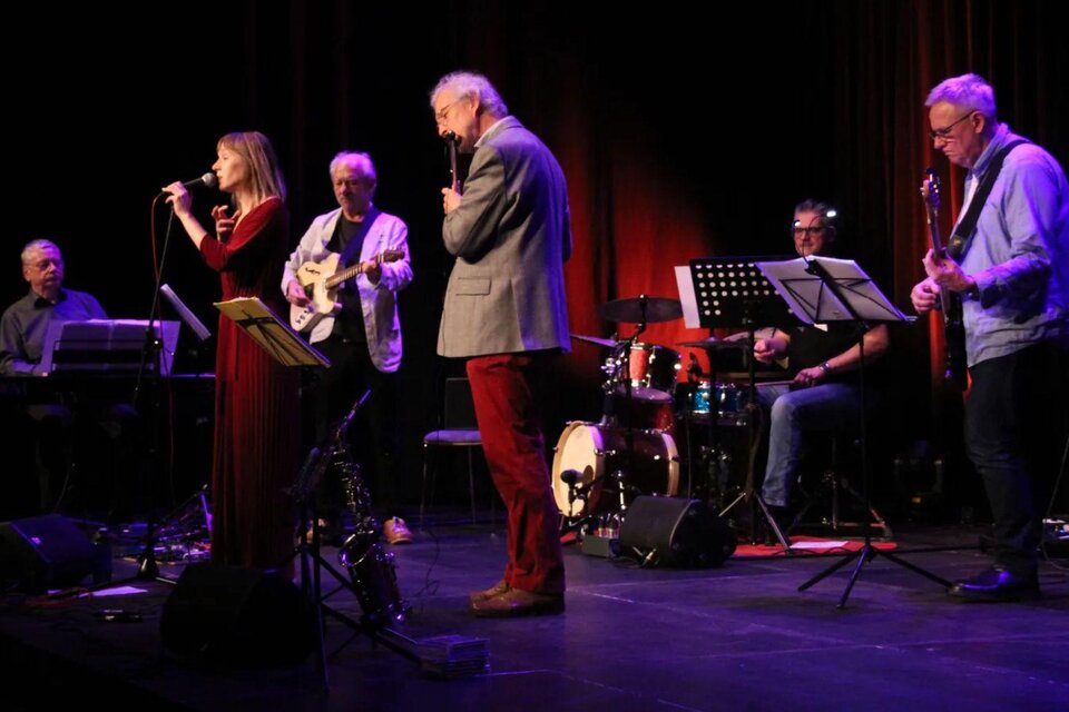 Jazzmed und La Paloma spielen auf der Bühne vom Kur-& Congresshaus in Bad Aussee bei ihrem Benefizkonzert für die Lebenshilfe und das Hospiz im Ausseerland. | © JazzMed