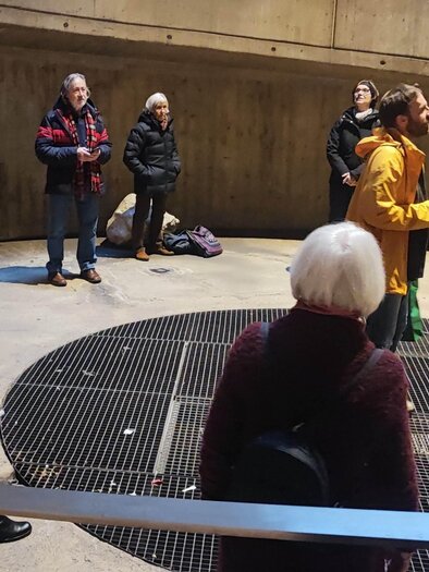 Eine kleine Gruppe trifft sich zum Jodeln in einer Tiefgaragen Etage, es ist ein besonderes Klangerlebnis in Graz.  | © STVLW