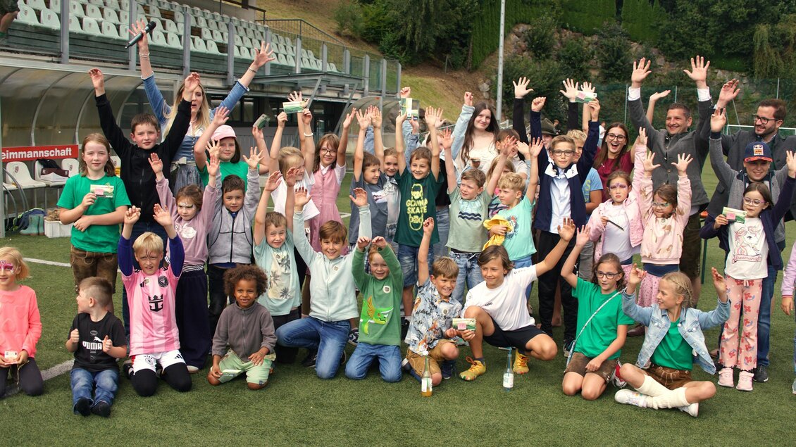Zu sehen sind Kinder mit Betreuer auf einem Fußballplatz. | © Franz Kern