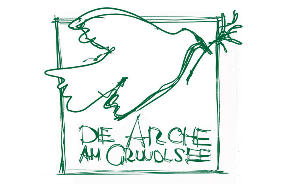 Eine stilisierte Taube mit einem Zweig in ihrem Schnabel. Darunter steht „Die Arche am Grunewaldsee“ in grüner Schrift. | © Die Arche am Grundlsee