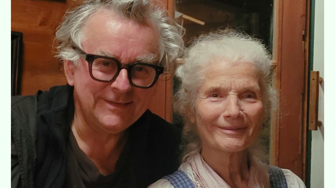 <p>Johannes Silberschneider und Adelheid Picha lächeln freundlich in die Kamera. Sie stehen in einem gemütlichen Raum mit Holzverkleidung.</p> | ©  F.H.