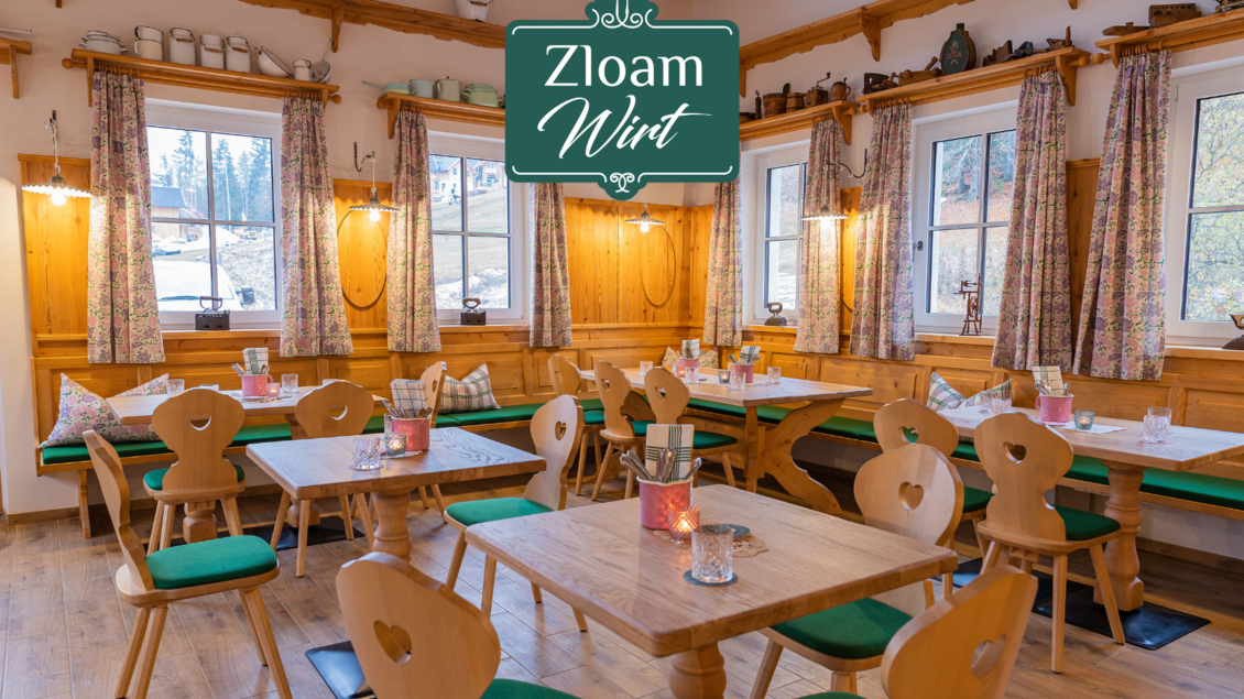 Eine gemütliche Gaststube mit Holzmöbeln und grün gepolsterten Stühlen. Die warmen Farben und das einladende Ambiente schaffen eine angenehme Atmosphäre. | © Zloam Wirt, www.zloamwirt.at