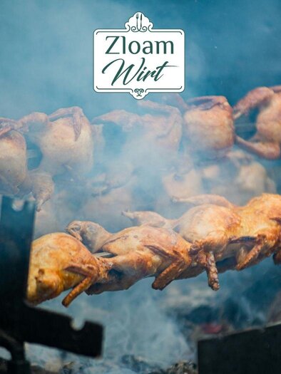 Gegrillte Hähnchen, die über offenem Feuer auf Spießen zubereitet werden. Rauch zieht durch die Szene und bringt eine einladende Atmosphäre. | © www.zloamwirt.at