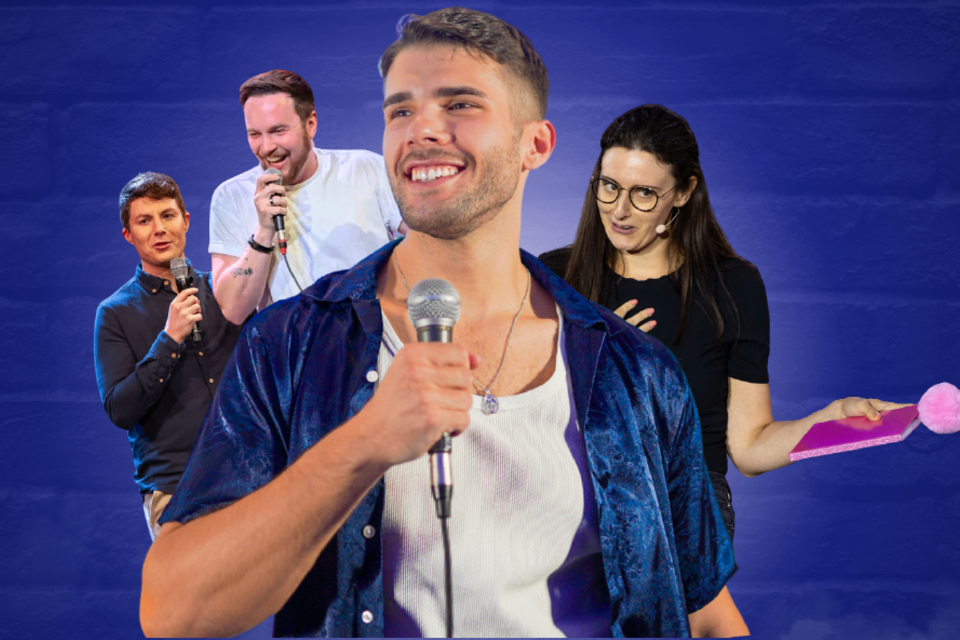 Eine Gruppe von Stand-up-Comedians steht auf der Bühne. Der zentrale Comedian hält ein Mikrofon und lächelt, während die anderen ihn unterstützen. | © Dizzy Comedy Club
