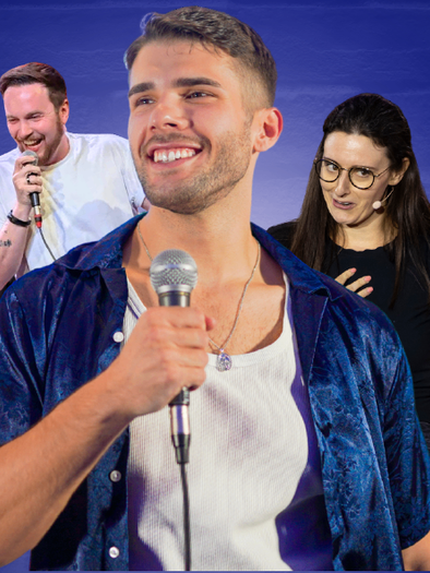 Eine Gruppe von Stand-up-Comedians steht auf der Bühne. Der zentrale Comedian hält ein Mikrofon und lächelt, während die anderen ihn unterstützen. | © Dizzy Comedy Club