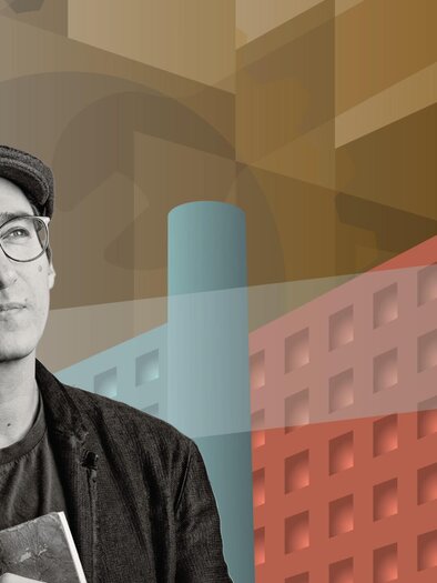 Schwarz-Weiß-Porträt von Kabarettist Alexander Hechtl mit Brille und Kappe vor einem grafischen Hintergrund. | © Carolin Bohn-Kutscheratom.com