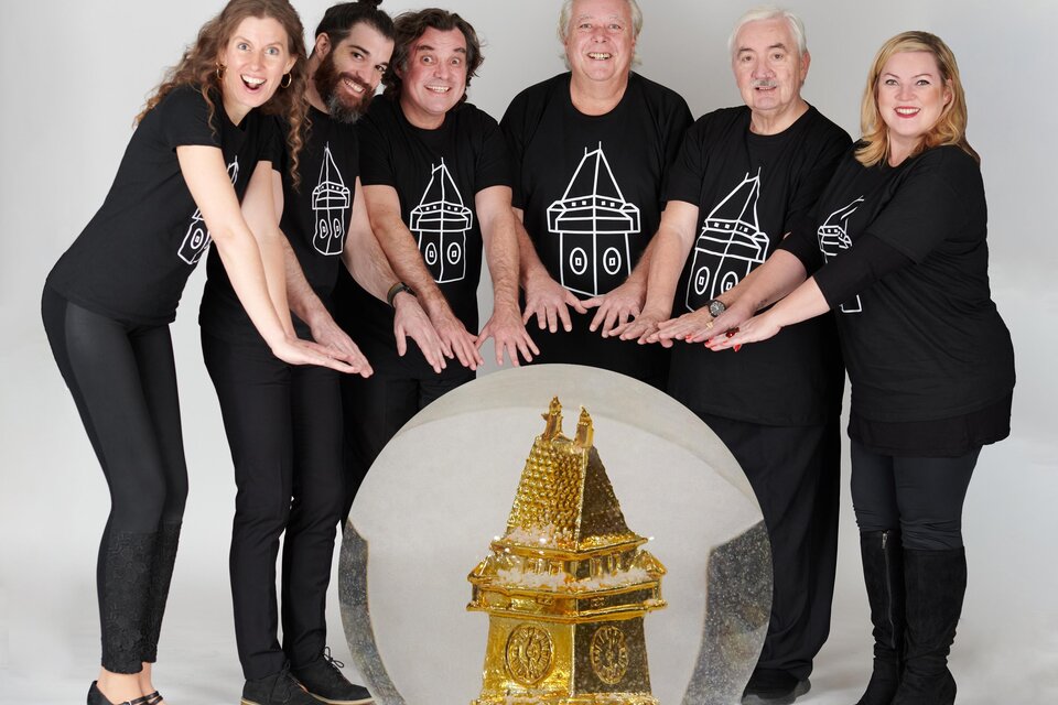 Sechs Personen in schwarzen Shirts mit Miniatur des Grazer Stuhrturms des neuen Programms der Grazbürsten.  | © Grazbürsten