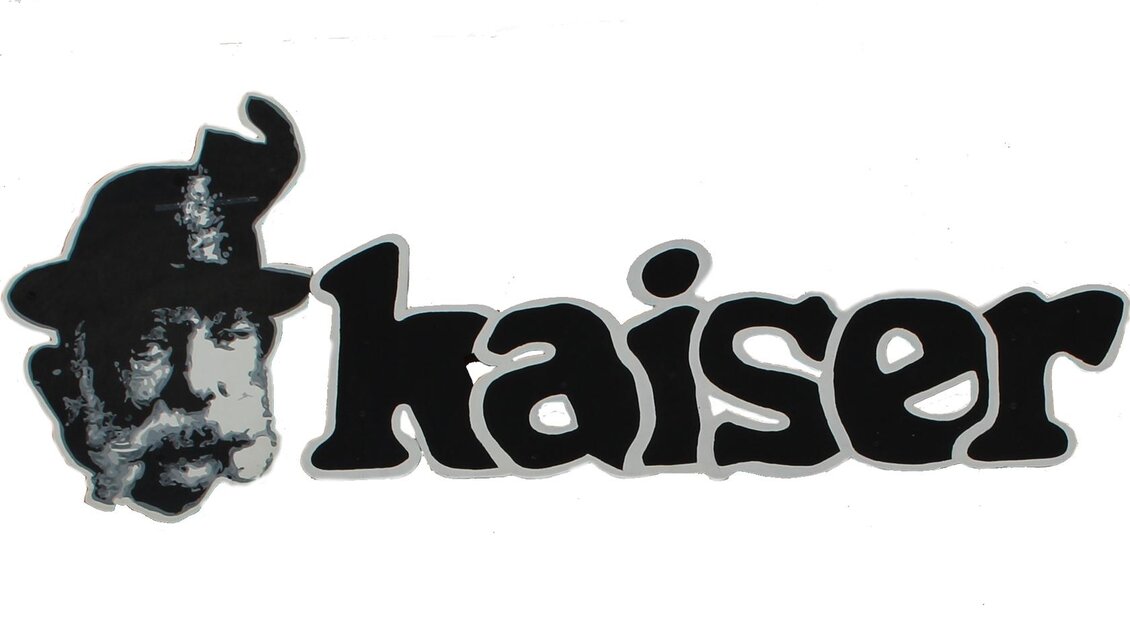 Ein Logo mit dem Schriftzug "kaiser" und dem Bild eines Mannes mit Hut. Der Stil ist retro und auffällig gestaltet. | © Kaiserbar