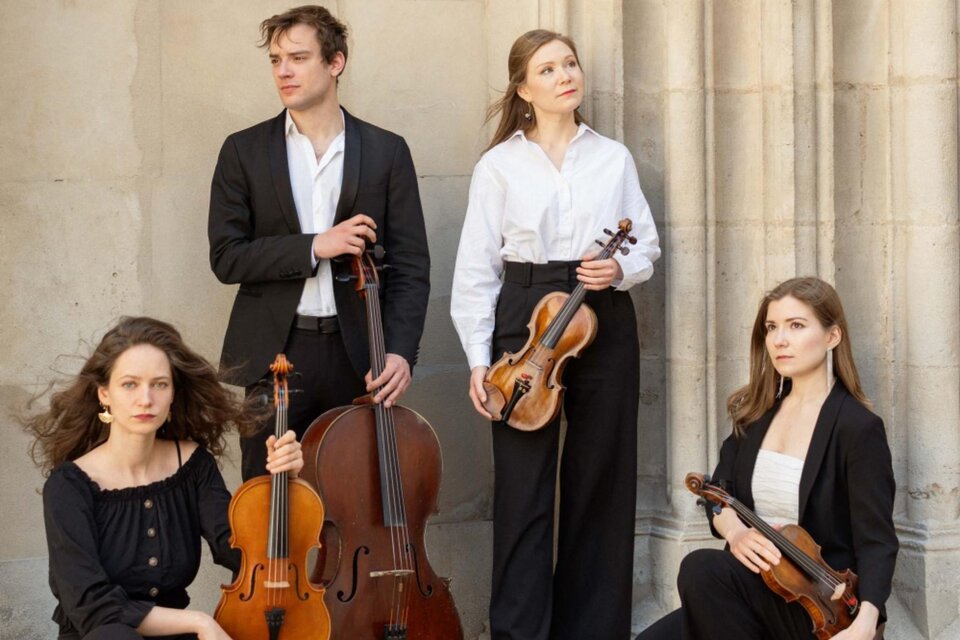 Vier Musiker der Streichergruppe Ineo mit Geige, Viola und Cello vor Steinfassade beim Kammermusikfestival in St. Bartholomä. | © Amélie Meißner