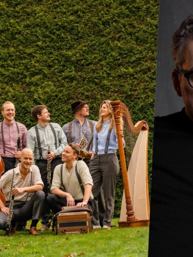 Johannes Silberschneider Porträt neben Wirtshausmusi mit Instrumenten im Garten des Steiermarkhof Graz. | © Anton Doppelbauer, Stefan Robitsch