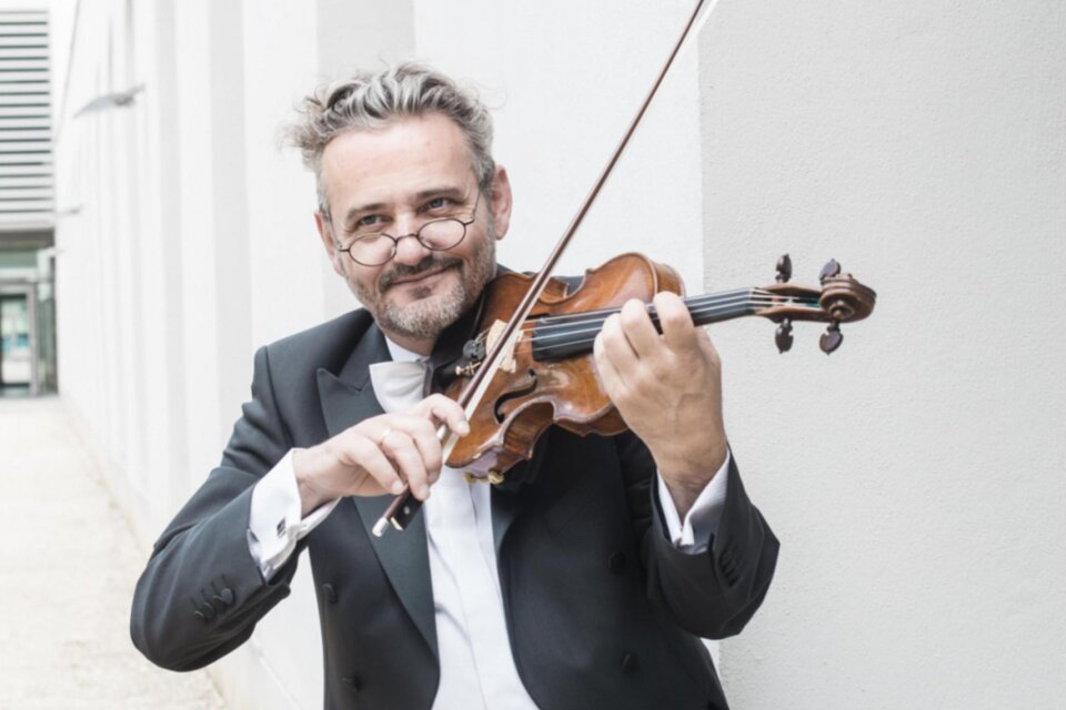 Johannes Meissl spielt auf der Violine während des Kammermusik Festivals im Stift Rein, trägt einen klassischen Frack und ein Lächeln auf seinem Gesicht. | © Sabine Hauswirth