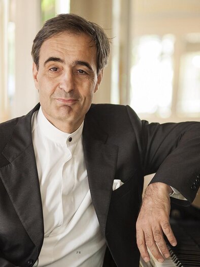 The pianist Paul Gulda sits at his piano. | © Julia Grandegger