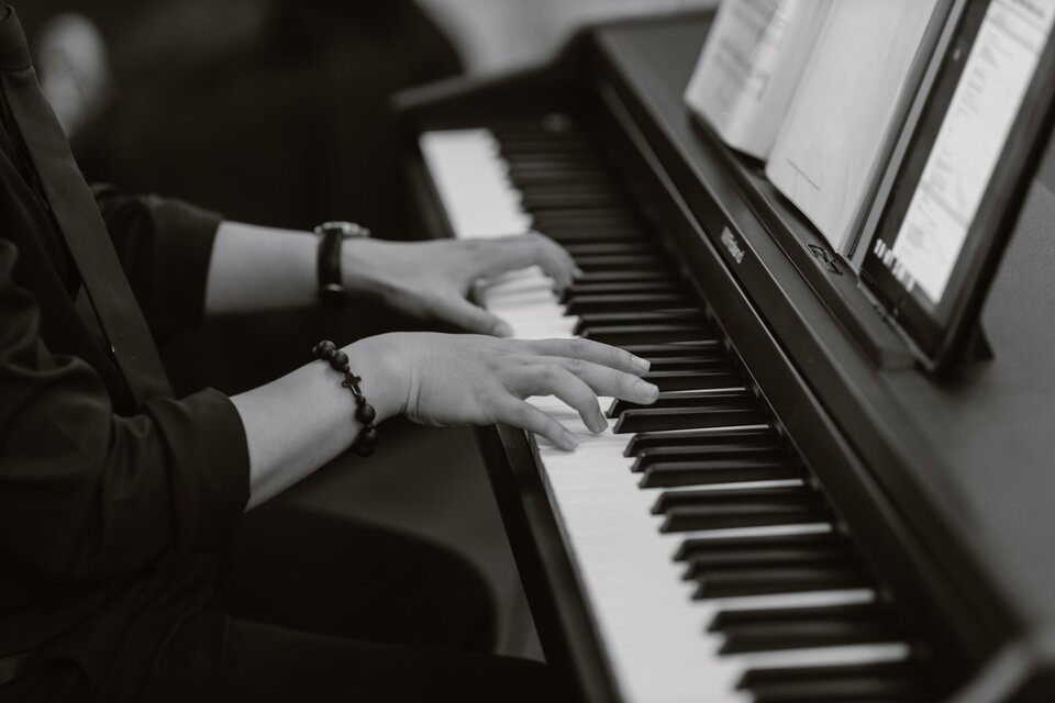 Eine Person spielt Klavier mit beiden Händen. Die Tasten sind schwarz und weiß, und zahlreiche Noten sind auf dem Stand ausgelegt. | © Pixabay