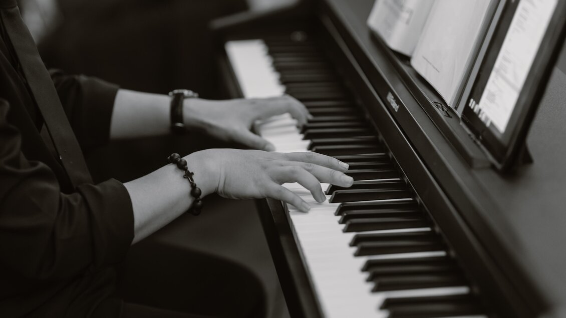 Eine Person spielt Klavier mit beiden Händen. Die Tasten sind schwarz und weiß, und zahlreiche Noten sind auf dem Stand ausgelegt. | © Pixabay
