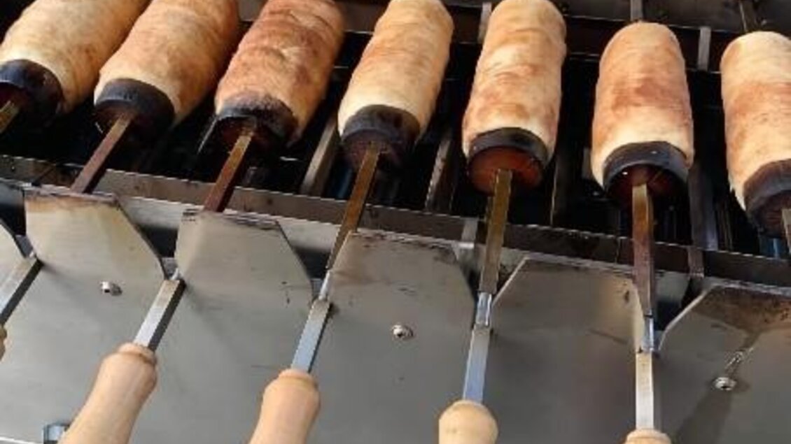 Leckere Holzfässer werden auf einem Grill zubereitet. Die Fässer sind goldbraun und gleichmäßig gegrillt. | © Walter Patzelt
