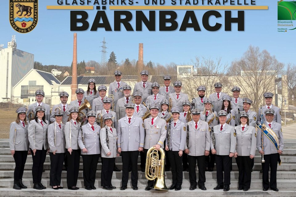 Gruppenfoto der Glasfabriks- und Stadtkapelle Bärnbach in Uniform vor der Glasfabrik.  | © Glasfabriks- & Stadtkapelle Bärnbach