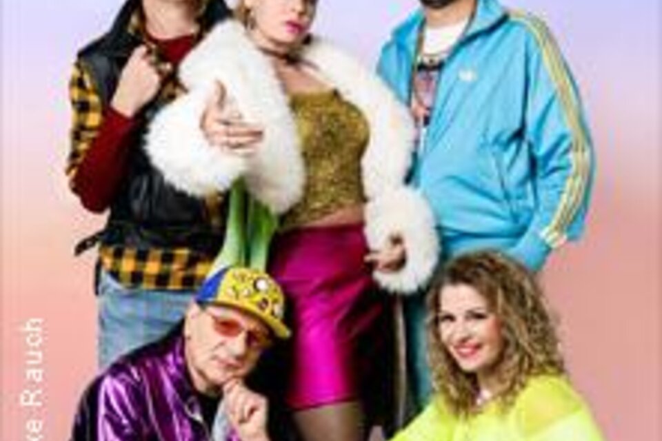 Eine Gruppe von fünf Personen in bunten, auffälligen Outfits. Sie posieren vor einem farbigen Hintergrund und haben Selbstbewusstsein und Spaß. | © Ulrike-Rauch