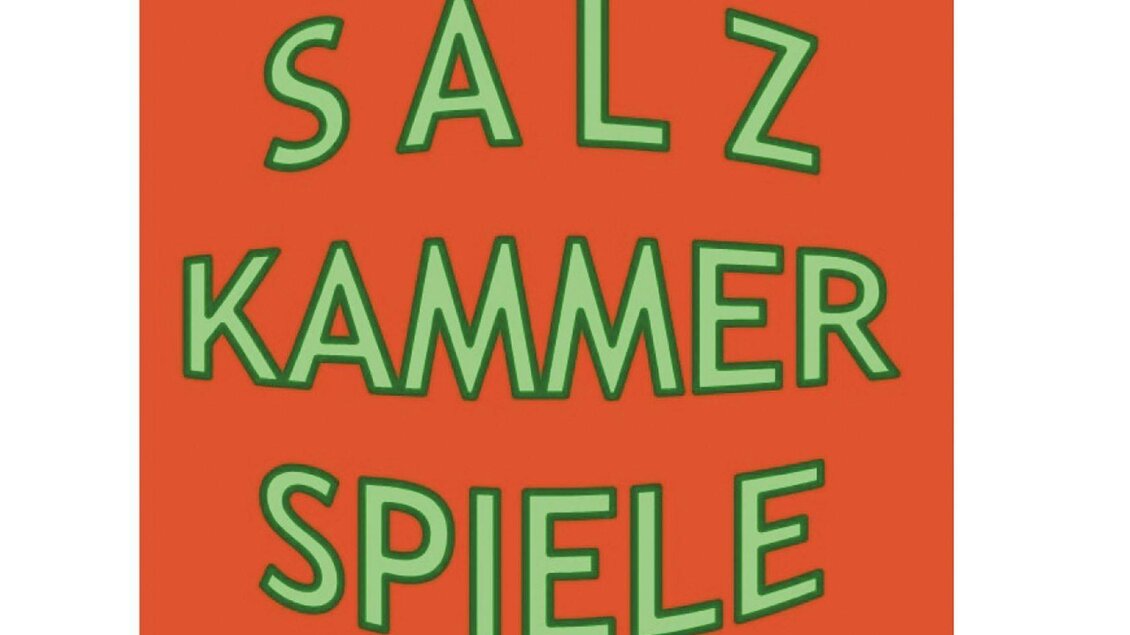 Ein orangefarbener Hintergrund mit dem Text "SALZ KAMMER SPIELE" in grünen Buchstaben. Das Design ist klar und auffällig. | © SALZKAMMERSPIELE_Logo