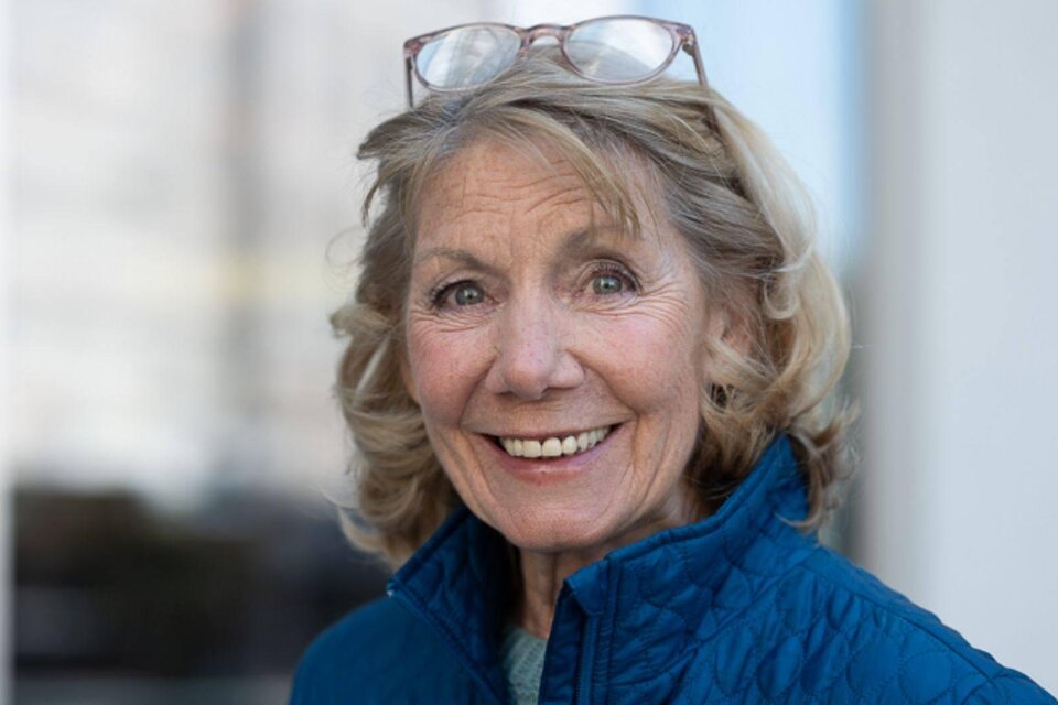 Ein Foto von Erika Deutinger, welche an diesem Abend die Rezitation des Lebensbildes von Katia Mann gestaltet. Sie lächelt und trägt eine blaue Jacke, hat eine positive Ausstrahlung und schaut freundlich in die Kamera. | © Erika Deutinger