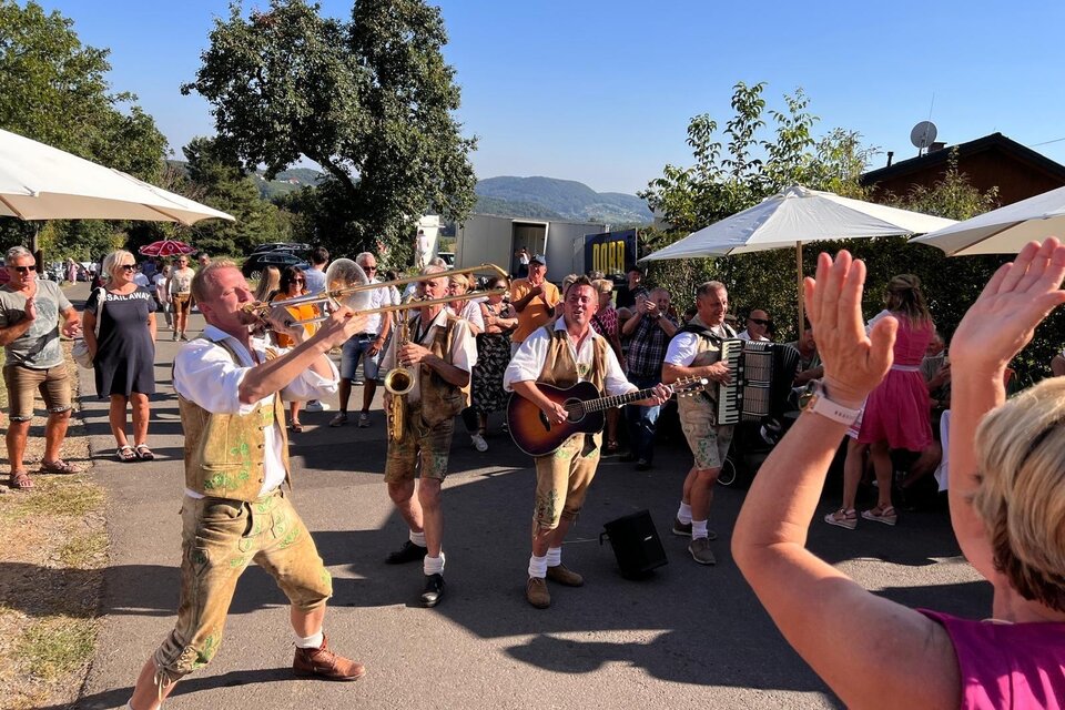 Mit schwungvoller Livemusik, guter Stimmung und regionaler Gastfreundschaft lädt das Kellerstöcklfest in St. Anna am Aigen zum Feiern ein. Zwischen Weinbergen und Kellerstöckln genießen Besucher:innen traditionelle Musik, steirische Schmankerl und edle Weine in geselliger Atmosphäre. | © FF Frutten Gießesldorf