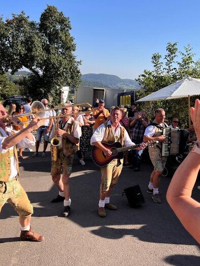 Mit schwungvoller Livemusik, guter Stimmung und regionaler Gastfreundschaft lädt das Kellerstöcklfest in St. Anna am Aigen zum Feiern ein. Zwischen Weinbergen und Kellerstöckln genießen Besucher:innen traditionelle Musik, steirische Schmankerl und edle Weine in geselliger Atmosphäre. | © FF Frutten Gießesldorf