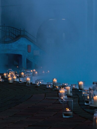 Candlelight swimming at the Bad Blumau thermal spa | © Rogner Bad Blumau (C) Hundertwasser Architekturprojekt | C. Thomaser | © Rogner Bad Blumau (C) Hundertwasser Architekturprojekt