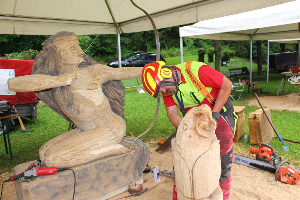 Künstler bearbeitet mit einer Motorsäge eine Holzskulptur bei den Kettensägen-Kunstschnitztagen in Voitsberg. | © Robert Cescutti