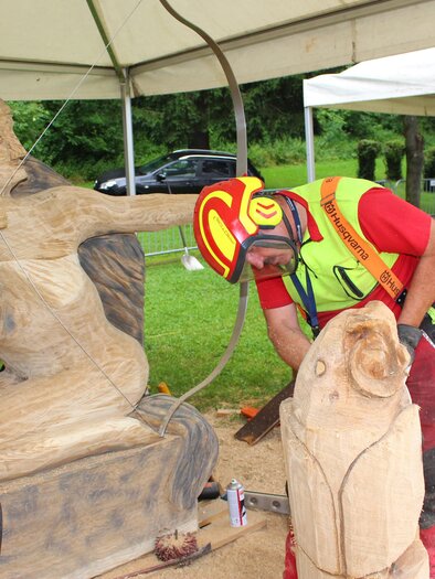 Künstler bearbeitet mit einer Motorsäge eine Holzskulptur bei den Kettensägen-Kunstschnitztagen in Voitsberg. | © Robert Cescutti