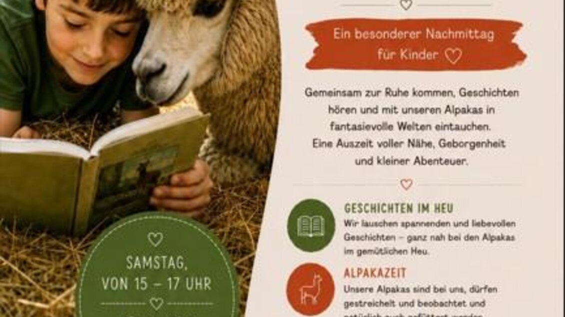 Ein Kind sitzt im Heu neben einem hellen Alpaka und schaut gemeinsam mit dem Tier in ein Buch. Rechts daneben informiert ein Veranstaltungsplakat über das Kindererlebnis „Geschichten lauschen im Alpakagarten“ mit Datum, Uhrzeit und Programmpunkten. | © Bio-Erlebnishof Bochsbichler