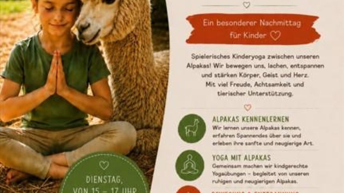 Ein Mädchen sitzt neben einem Alpaka in einer Yoga-Pose mit gefalteten Händen. Rechts daneben informiert ein Veranstaltungsplakat über das Kindererlebnis „Yoga und Spaß im Alpakagarten“ mit Angaben zu Datum, Uhrzeit und Programm.  | © Bio-Erlebnishof Bochsbichler