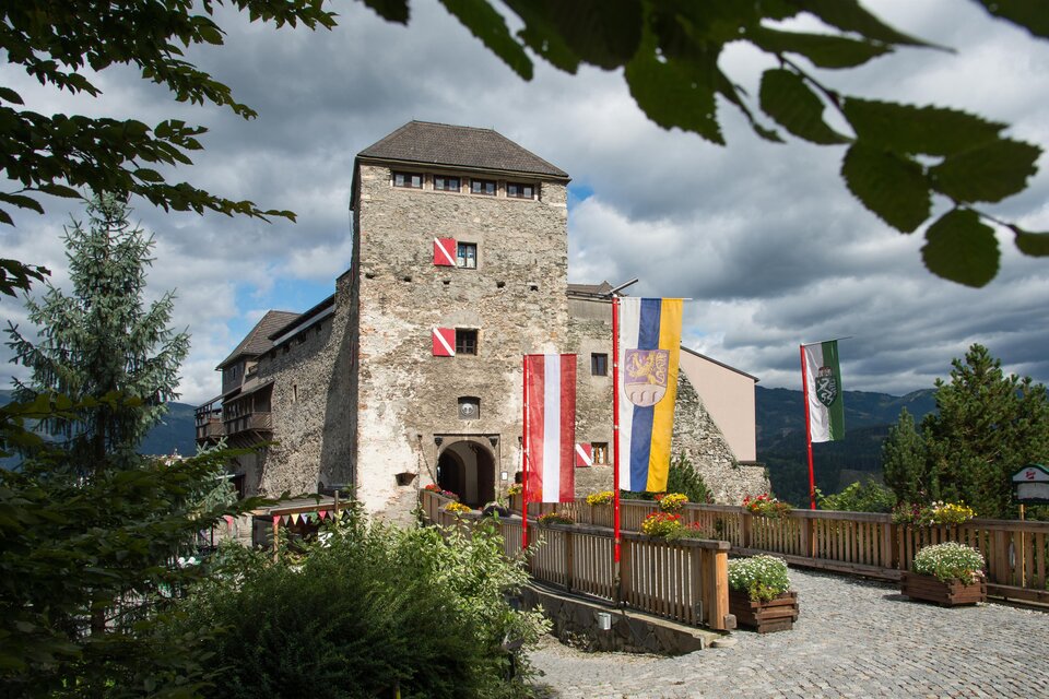 Eine alte Burg mit einer spannenden Atmosphäre und Halloween-Elementen. Es ist ein Kinder-Halloween-Event in einem geheimnisvollen Rahmen. | © Helmut Reisinger