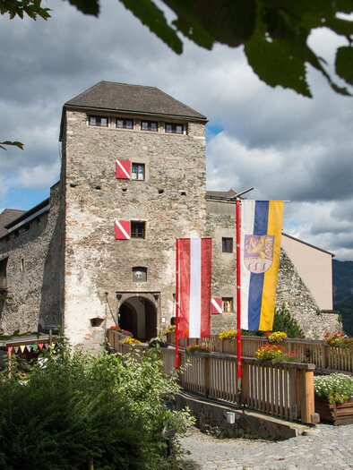 Eine alte Burg mit einer spannenden Atmosphäre und Halloween-Elementen. Es ist ein Kinder-Halloween-Event in einem geheimnisvollen Rahmen. | © Helmut Reisinger