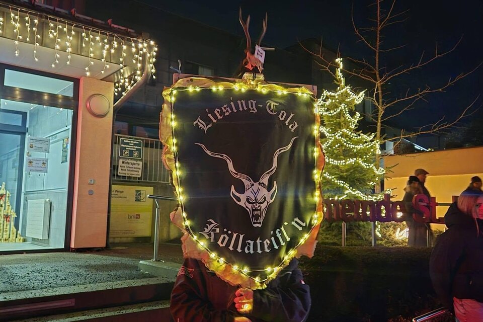 Flammen lodern von mehreren Kerzenstümpfen in der Dunkelheit. Die glühenden Flammen erzeugen eine warme, stimmungsvolle Atmosphäre. | © Liesingtola Köllateifl'n
