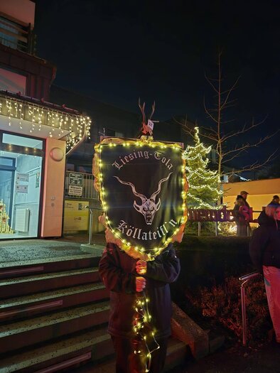 Flammen lodern von mehreren Kerzenstümpfen in der Dunkelheit. Die glühenden Flammen erzeugen eine warme, stimmungsvolle Atmosphäre. | © Liesingtola Köllateifl'n