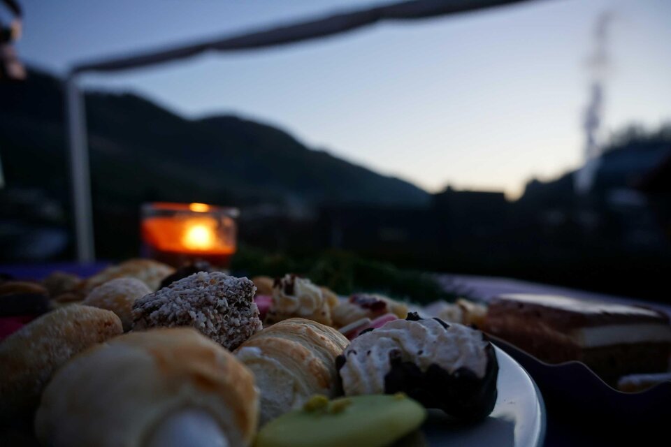 Zu sehen ist ein Teller mit Kuchen und ein Teelicht in der Dämmerung. | © Gemeinde Ratten