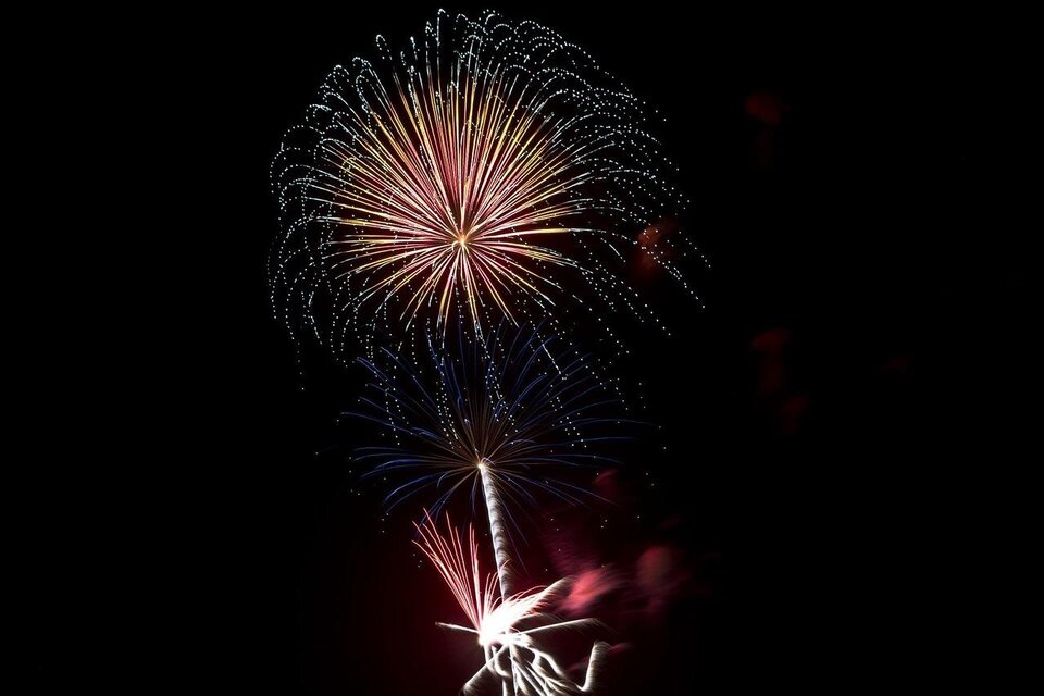zu sehen ist eine Silvesterrakete im Nachthimmel. | © Pixabay