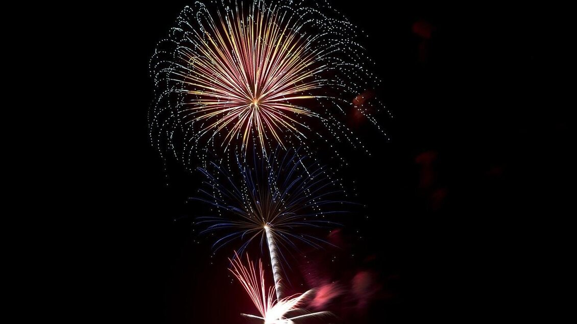 zu sehen ist eine Silvesterrakete im Nachthimmel. | © Pixabay